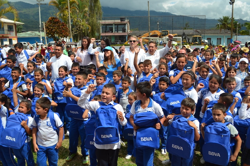 Óscar Cabrera, CEO de BBVA Colombia con niños de Boyacá que recibieron morrales del banco Óscar Cabrera, CEO de BBVA Colombia con niños de Boyacá que recibieron morrales del banco