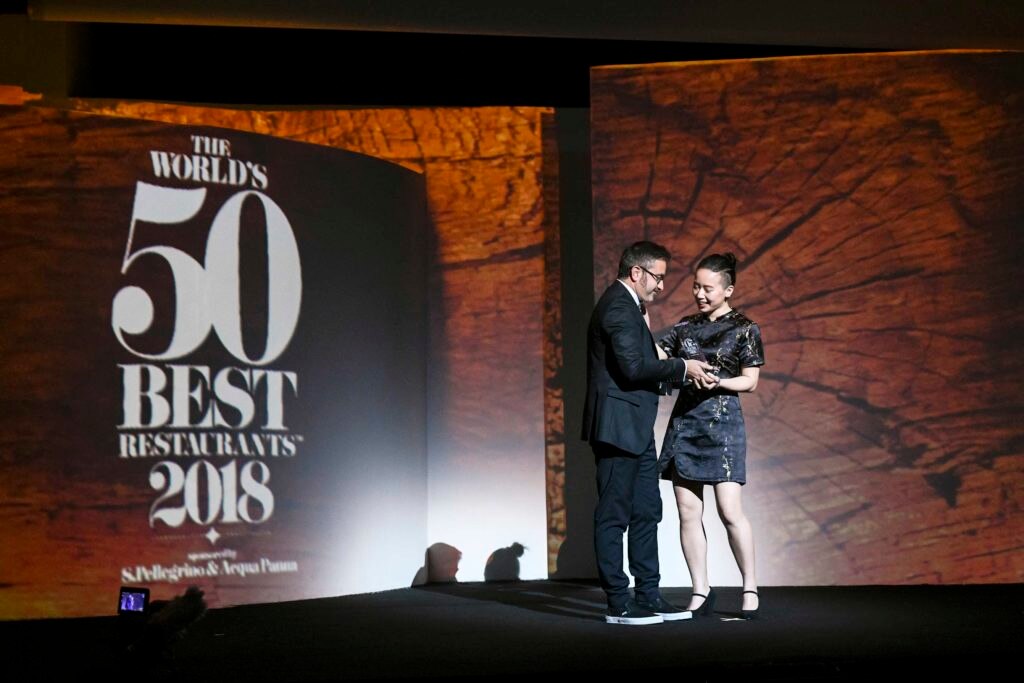 Óscar Moya, director global de Patrocinios y Contenido Corporativo de BBVA, entrega a Jessie Liu la Beca 50 Best BBVA