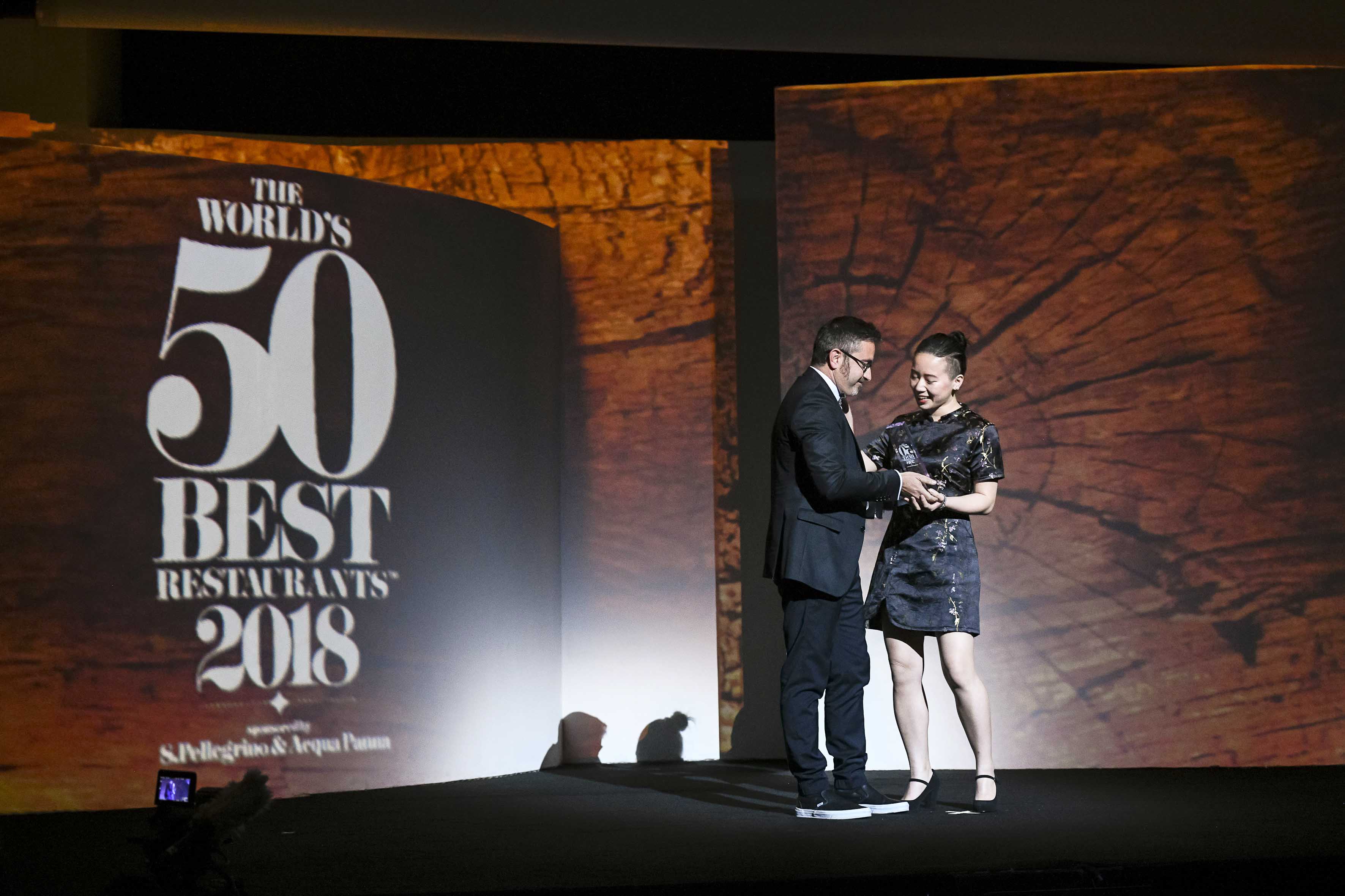 Óscar Moya, director global de Patrocinios y Contenido Corporativo de BBVA, entrega a Jessie Liu la Beca 50 Best BBVA