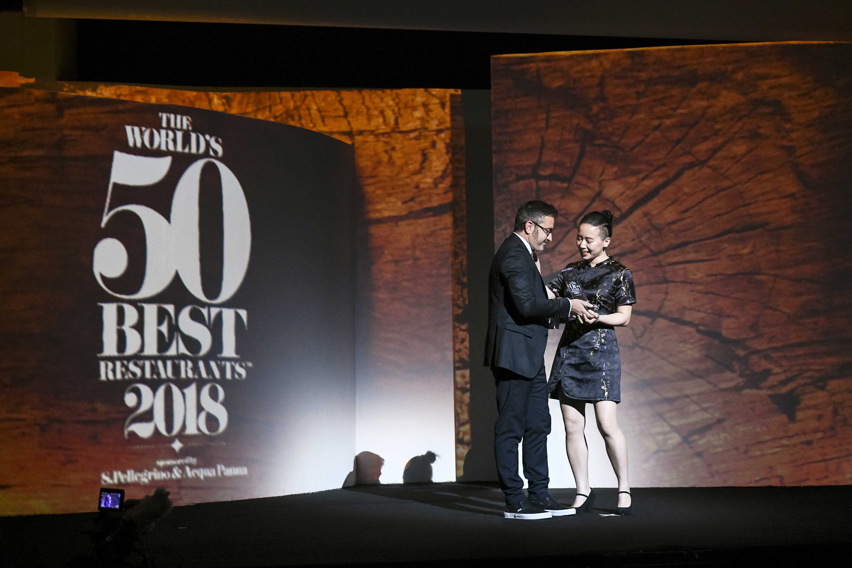 Óscar Moya, director global de Patrocinios y Contenido Corporativo de BBVA, entrega a Jessie Liu la Beca 50 Best BBVA Óscar Moya, director global de Patrocinios y Contenido Corporativo de BBVA, entrega a Jessie Liu la Beca 50 Best BBVA