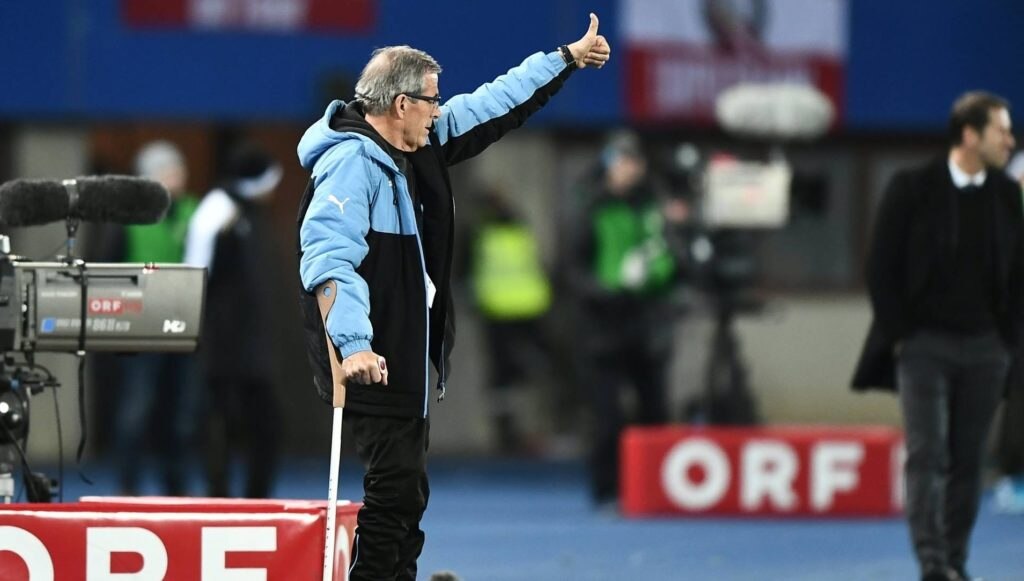 AUSTRIA FÙTBOL AMISTOSO:AUS37 - VIENA (AUSTRIA), 14/11/2017.- El entrenador Oscar Washington Tabarez, de Uruguay asiste al partido ante Austria hoy, martes 14 de noviembre de 2017, durante su juego amistoso internacional en Viena (Austria). EFE/CHRISTIAN BRUNA AUSTRIA FÙTBOL AMISTOSO:AUS37 - VIENA (AUSTRIA), 14/11/2017.- El entrenador Oscar Washington Tabarez, de Uruguay asiste al partido ante Austria hoy, martes 14 de noviembre de 2017, durante su juego amistoso internacional en Viena (Austria). EFE/CHRISTIAN BRUNA