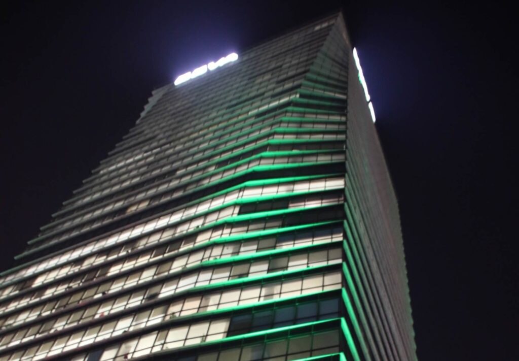 Torre BBVA Francés iluminada de verde Torre BBVA Francés iluminada de verde