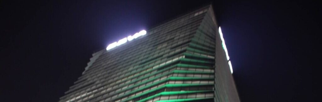 Torre BBVA Francés iluminada de verde Torre BBVA Francés iluminada de verde