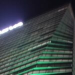 Torre BBVA Francés iluminada de verde