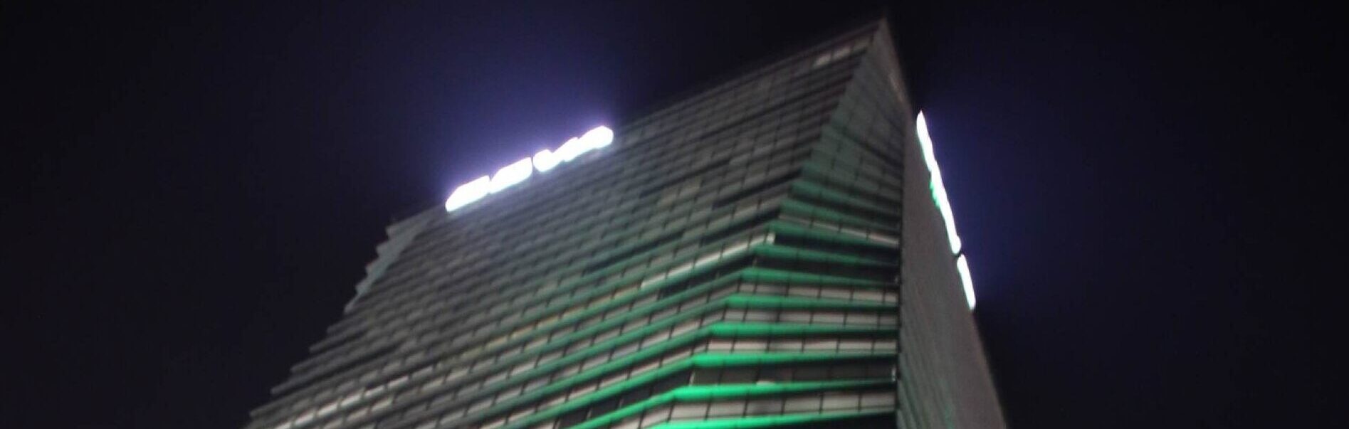 Torre BBVA Francés iluminada de verde Torre BBVA Francés iluminada de verde