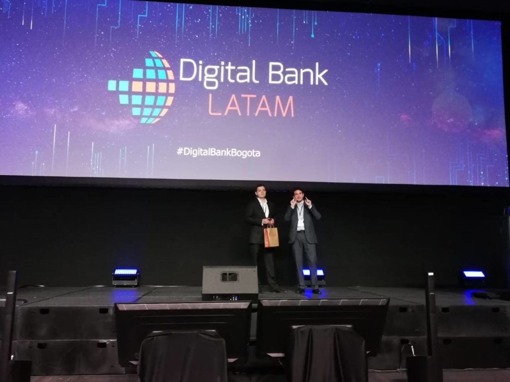 Jaime Espinosa, director del Centro de Innovación de BBVA y Patricio Silva, CEO de Digital Bank Latam, en la apertura de digital bank Jaime-Espinosa-director-del-Centro-de-Innovación-de-BBVA-y-patricio-Silva-CEO-de-Digital-Bank-Latam-en la apertura-de-digital-bank
