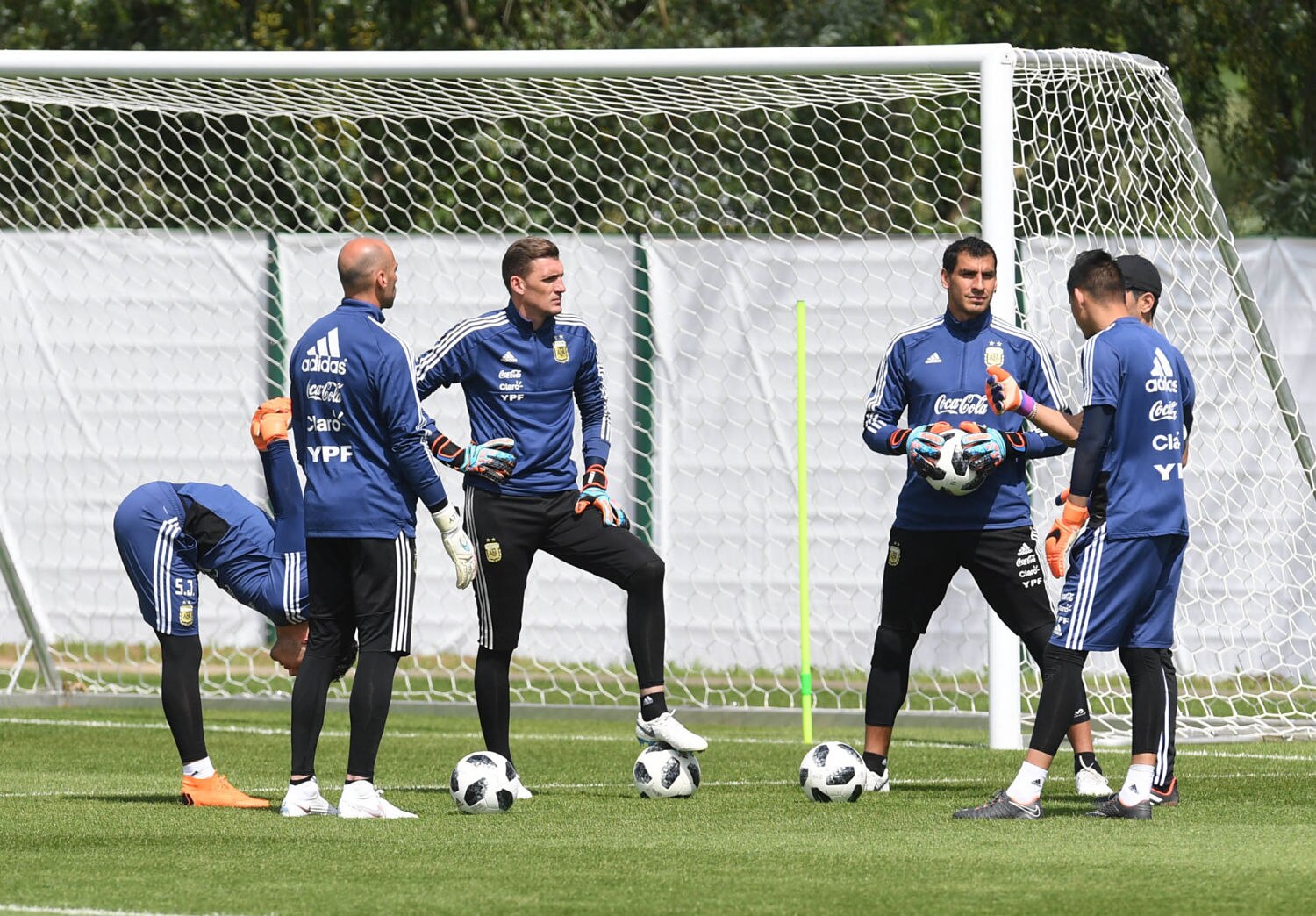 Bronnitsy
El primer grupo de la selección argentina de fútbol ingresó a la cancha principal del Centro de Entrenamiento de esta ciudad a las 11 (las 5, de Argentina), para cumplir un nuevo entrenamiento de cara al debút ante Islandia por la Copa del Mundo Rusia 2018.
Foto: Maximiliano Luna/enviado especial Bronnitsy El primer grupo de la selección argentina de fútbol ingresó a la cancha principal del Centro de Entrenamiento de esta ciudad a las 11 (las 5, de Argentina), para cumplir un nuevo entrenamiento de cara al debút ante Islandia por la Copa del Mundo Rusia 2018. Foto: Maximiliano Luna/enviado especial
