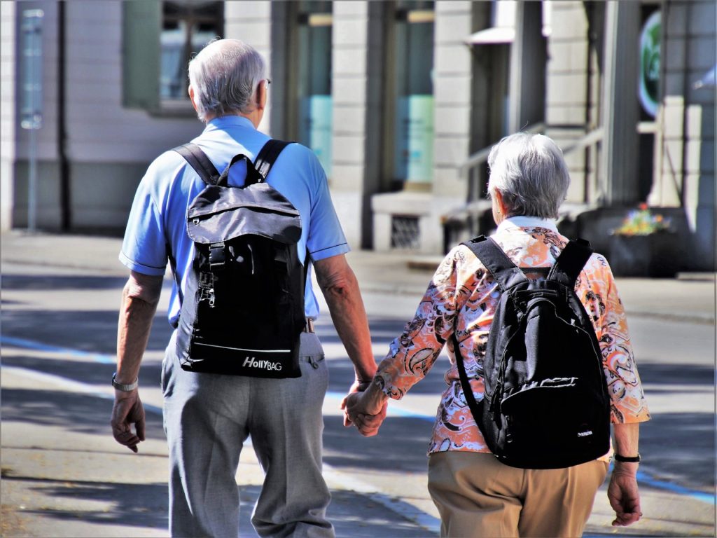 longevidad-ancianos-viejos-pareja-edad-pensiones-salud-enfermedades-bbva