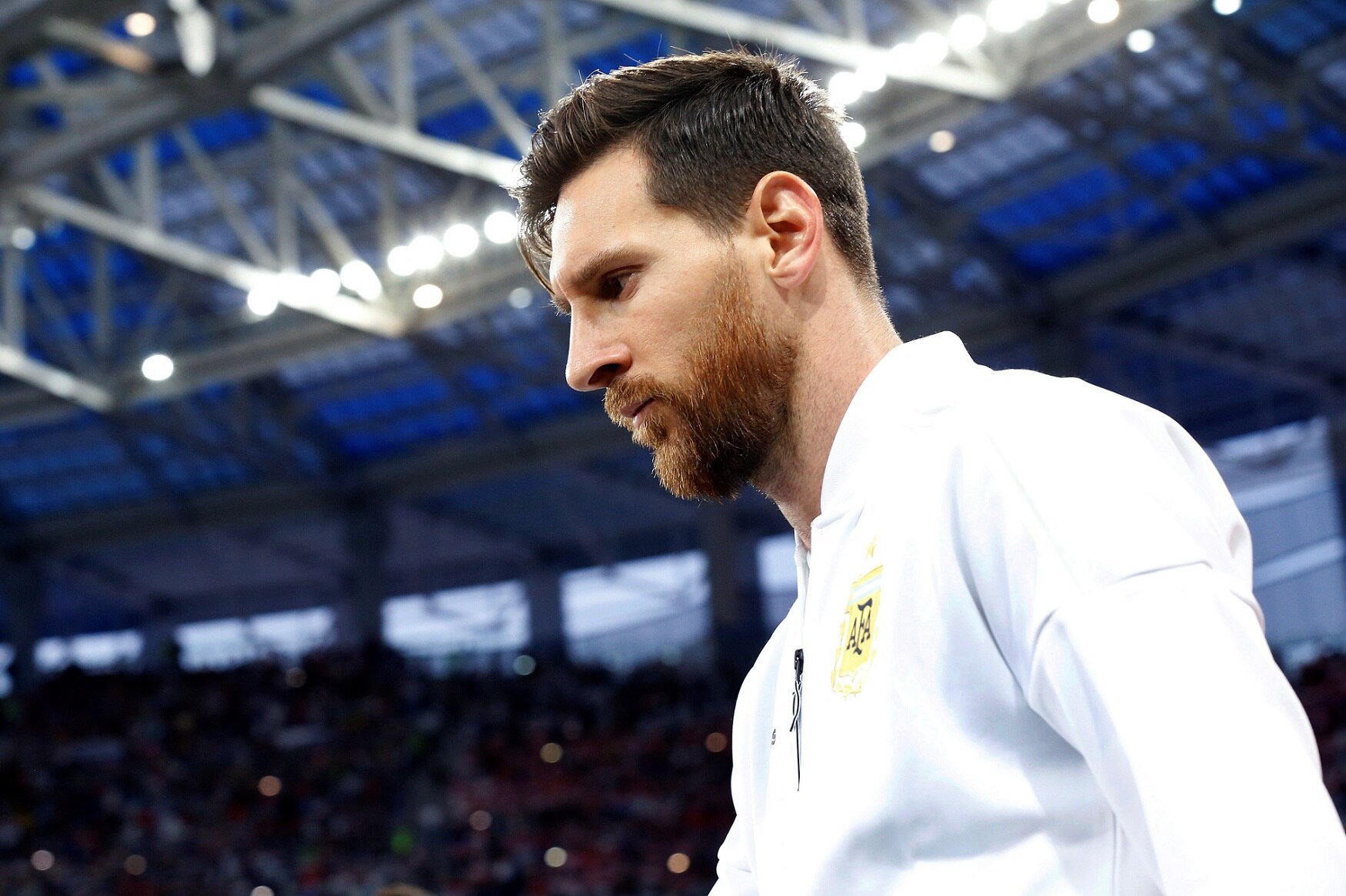 RUSIA FÚTBOL MUNDIAL 2018:MUN23-70. NIZHNI NÓVGOROD (RUSIA), 21/06/2018.- El delantero argentino Lionel Messi antes del partido Argentina-Croacia, del Grupo D del Mundial de Fútbol de Rusia 2018, en el Estadio de Nizhni Nóvgorod de Nizhni Nóvgorod, Rusia, hoy 21 de junio de 2018 (RUSSIA SOCCER FIFA WORLD CUP, Argentina, Croatia, Nizhni Novgorod). EFE/Kiko Huesca ¡ATENCIÓN EDITORES: Sólo Uso editorial. Prohibido su uso en referencia con entidad comercial alguna. Prohibido su uso en alertas, descargas o mensajería multimedia en móviles. Las imágenes deberán aparecer como fotografías congeladas y no podrán emular la acción del juego mediante secuencias o fotomontajes. Ninguna imagen publicada podrá ser alterada, mediante texto o imagen superpuesta, en el caso de que (a) intencionalmente oculte o elimine el logotipo de un patrocinador o (b) añada y/o cubra la identificación comercial de terceras partes que no esté oficialmente asociada con la Copa Mundial de la FIFA.Ç RUSIA FÚTBOL MUNDIAL 2018:MUN23-70. NIZHNI NÓVGOROD (RUSIA), 21/06/2018.- El delantero argentino Lionel Messi antes del partido Argentina-Croacia, del Grupo D del Mundial de Fútbol de Rusia 2018, en el Estadio de Nizhni Nóvgorod de Nizhni Nóvgorod, Rusia, hoy 21 de junio de 2018 (RUSSIA SOCCER FIFA WORLD CUP, Argentina, Croatia, Nizhni Novgorod). EFE/Kiko Huesca ¡ATENCIÓN EDITORES: Sólo Uso editorial. Prohibido su uso en referencia con entidad comercial alguna. Prohibido su uso en alertas, descargas o mensajería multimedia en móviles. Las imágenes deberán aparecer como fotografías congeladas y no podrán emular la acción del juego mediante secuencias o fotomontajes. Ninguna imagen publicada podrá ser alterada, mediante texto o imagen superpuesta, en el caso de que (a) intencionalmente oculte o elimine el logotipo de un patrocinador o (b) añada y/o cubra la identificación comercial de terceras partes que no esté oficialmente asociada con la Copa Mundial de la FIFA.Ç