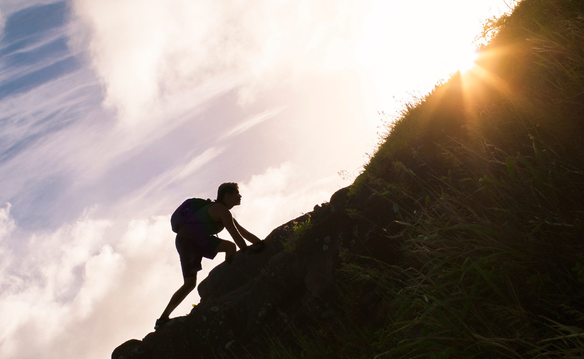 fotografía de hombre escalando montaña verde BBVA