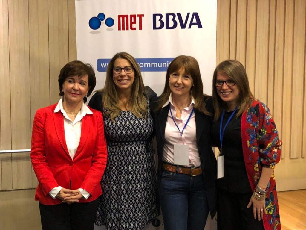 A la izquierda, Margarita Correa, presidente Junta Directiva Bancamía, Yanire Braña de Met Community, Johanna Harker, de Open Future y Ana María Gómez, directora de MET Colombia