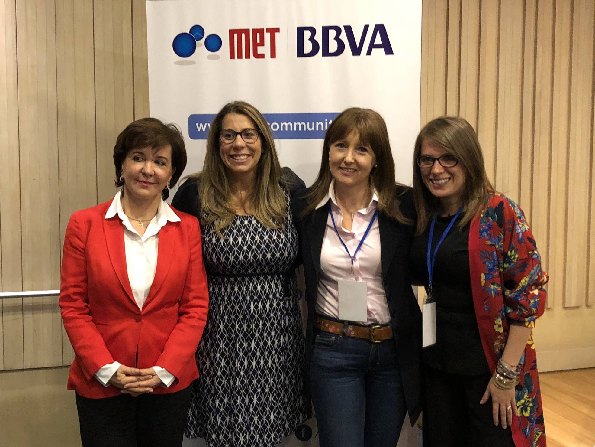 A la izquierda, Margarita Correa, presidente Junta Directiva Bancamía, Yanire Braña de Met Community, Johanna Harker, de Open Future y Ana María Gómez, directora de MET Colombia