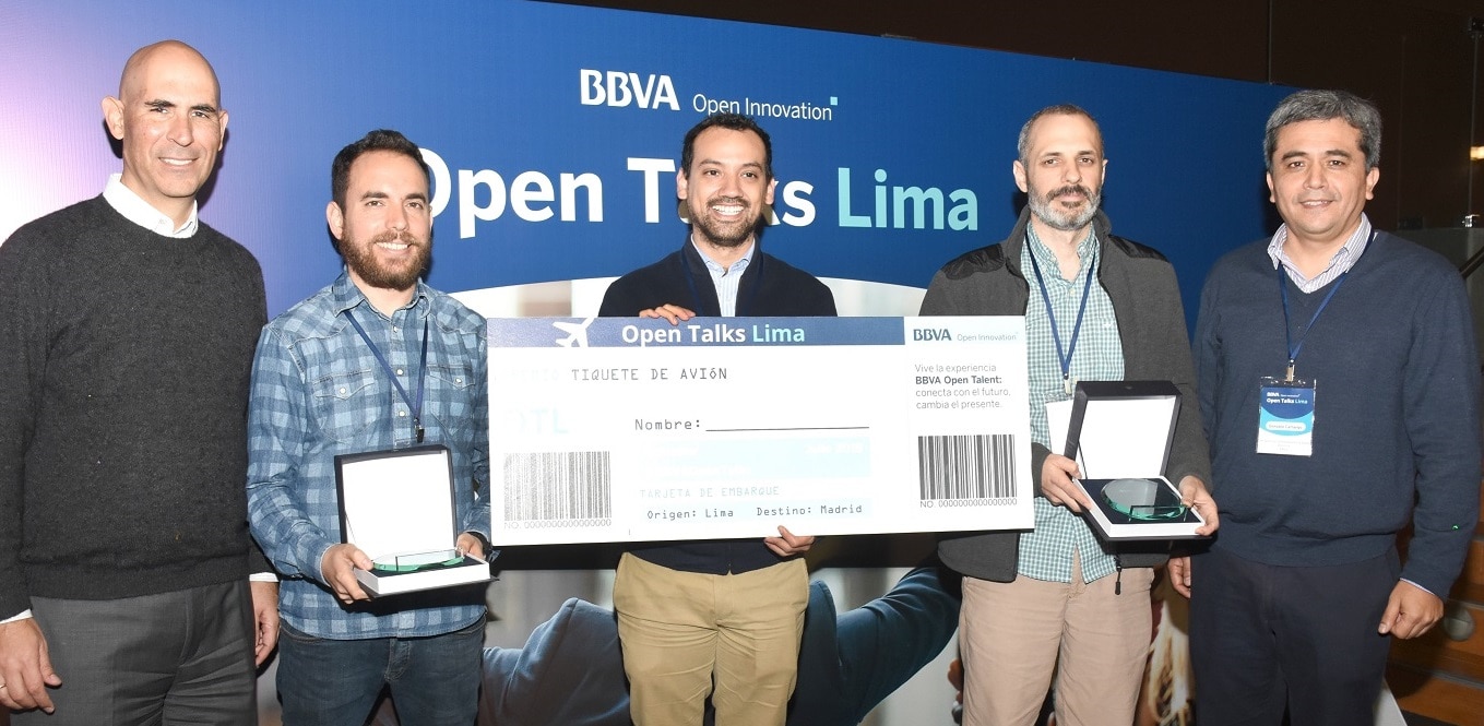 Eduardo Torres-Llosa y Gonzalo Camargo junto a los premiados de BBVA Open Talent Perú 2018.