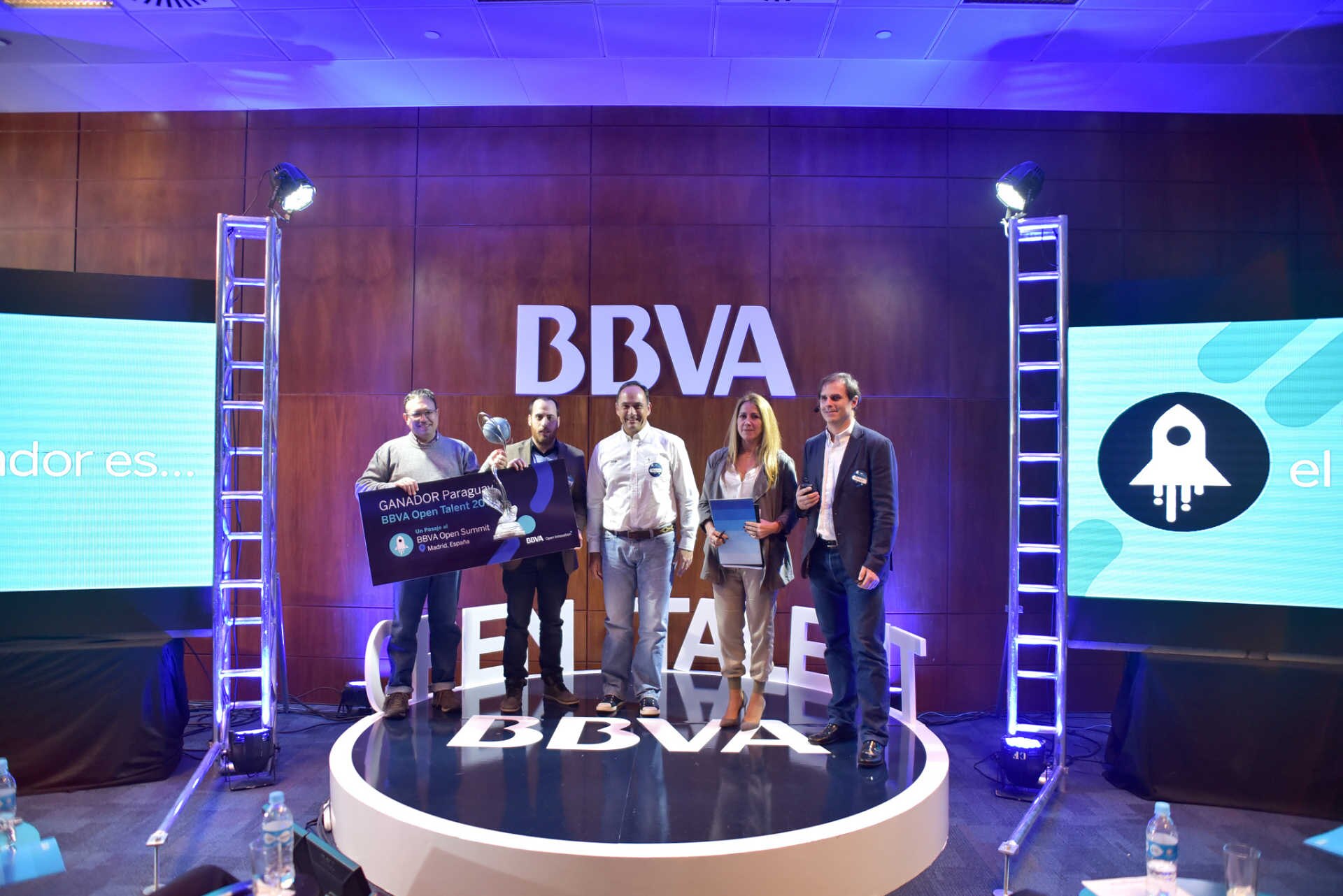 Entrega de Premio a Startup MOMO, ganadora de Open Talent Paraguay Entrega de Premio a Startup MOMO, ganadora de Open Talent Paraguay