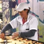 Dary Guerrero, emprendedora de la Fundación Microfinanzas BBVA, en su puesto de arepas con queso