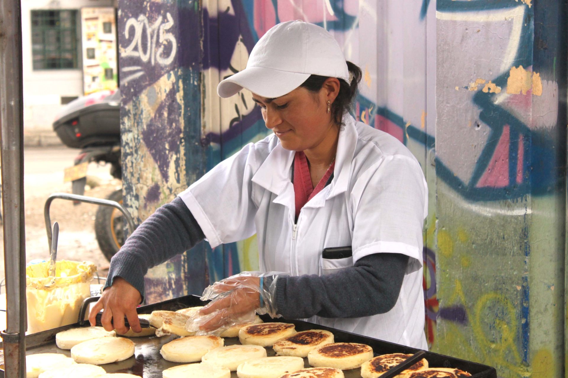 Dary Guerrero, emprendedora de la Fundación Microfinanzas BBVA, en su puesto de arepas con queso