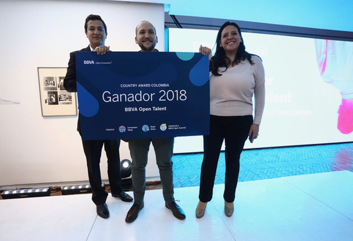 Prestagente ganador Open Talent Colombia 2018, en compañía de Marisol Menéndez, de Open Innovation de BBVA y Jaime Espinosa, director de estrategia e innovación de BBVA Prestagente ganador Open Talent Colombia 2018