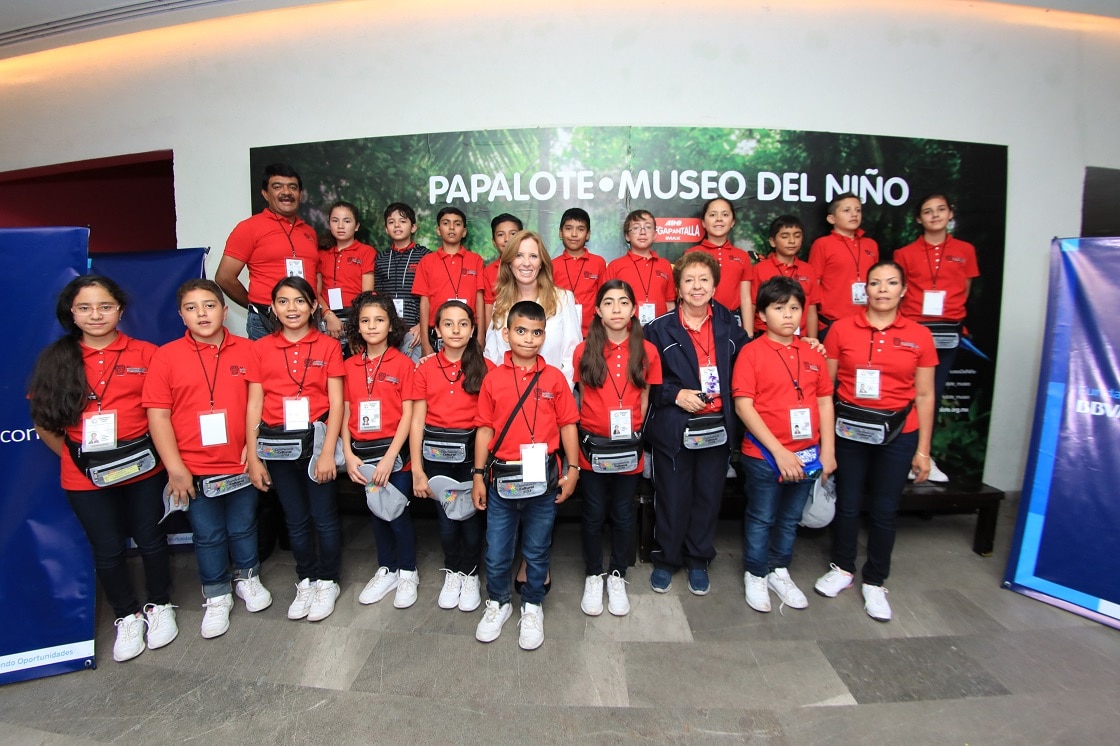 Ganadores de la Olimpiada con la Directora de la Fundación Bancomer