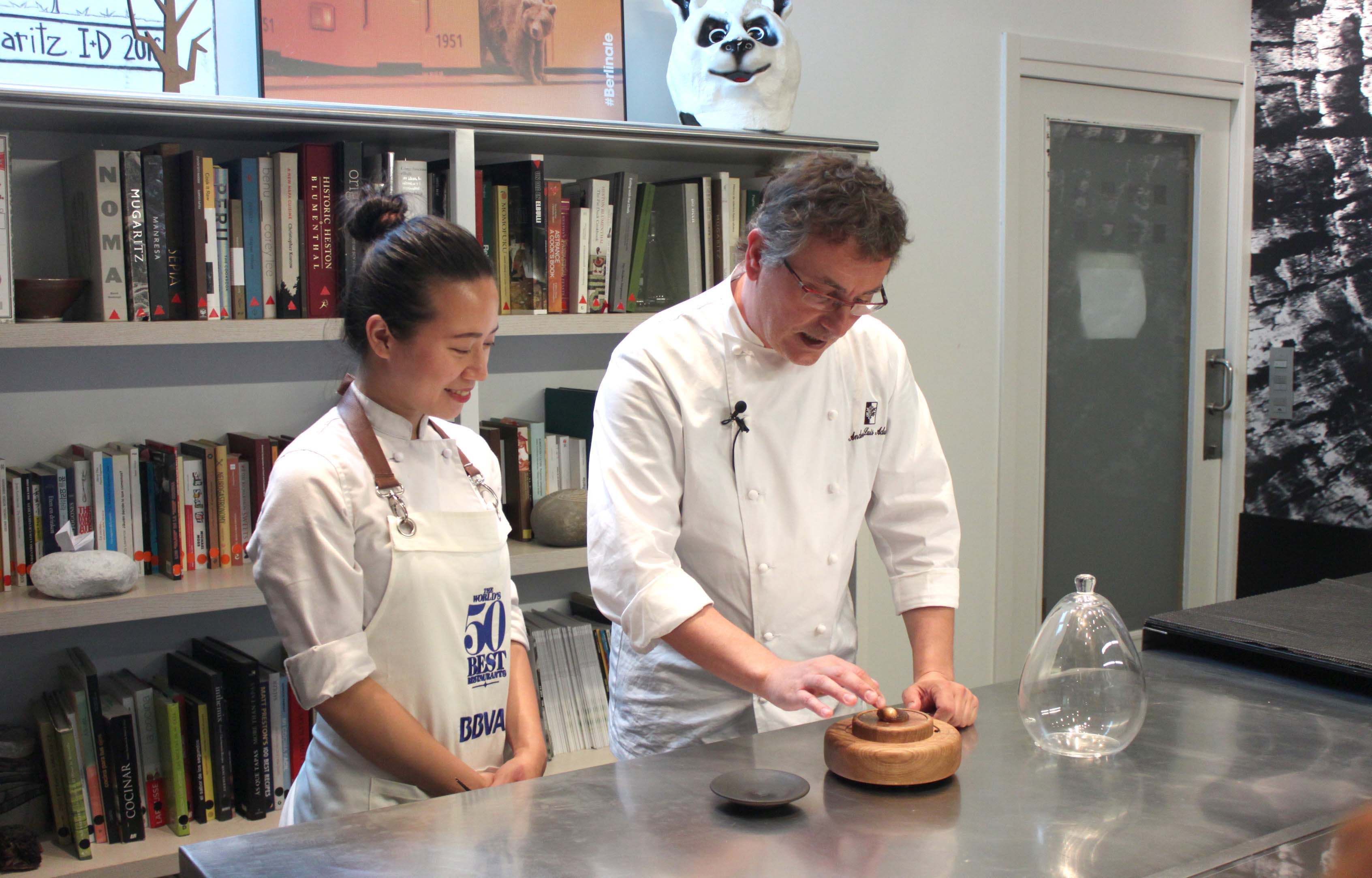 Andoni Luis Aduriz explica a Jessie Liu, ganadora de la Beca 50 Best BBVA, el plato conmemorativo por los 20 años de Mugaritz Andoni Luis Aduriz explica a Jessie Liu, ganadora de la Beca 50 Best BBVA, el plato conmemorativo por los 20 años de Mugaritz