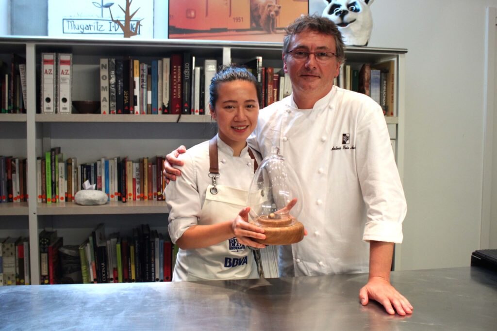 Andoni Luis Aduriz junto a Jessie Liu, ganadora de la primer Beca 50Best BBVA Andoni Luis Aduriz junto a Jessie Liu, ganadora de la primer Beca 50Best BBVA