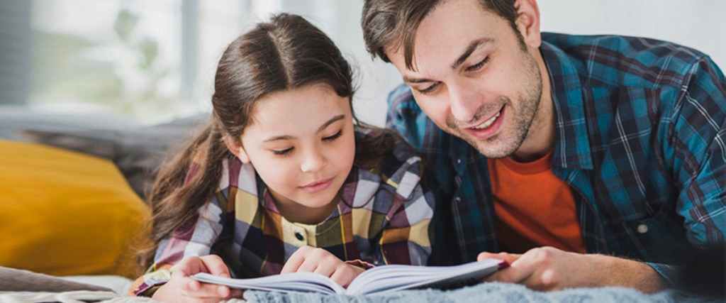 Resultado de imagen para padres e hijos leyendo