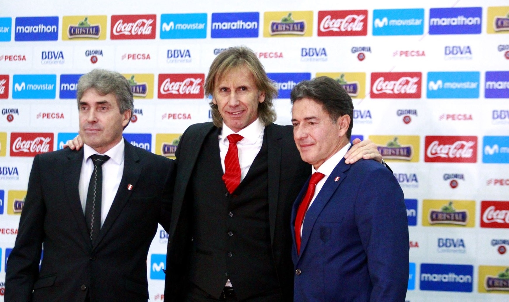 Ricardo Gareca al lado de sus colaboradores Bonillo y Santín. BBVA Continental.