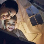 Madre e hija leyendo