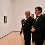 La comisaria de la exposición muestra una de las obras a Francisco González y Rafael Pardo, presidente y director de la Fundación BBVA