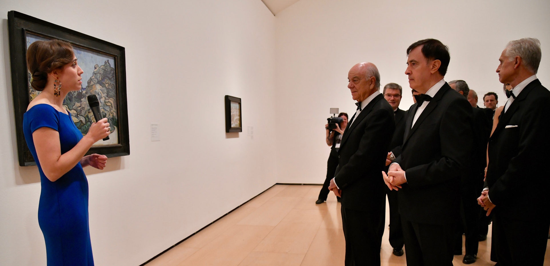 La comisaria de la exposición muestra una de las obras a Francisco González y Rafael Pardo, presidente y director de la Fundación BBVA La comisaria de la exposición muestra una de las obras a Francisco González y Rafael Pardo, presidente y director de la Fundación BBVA