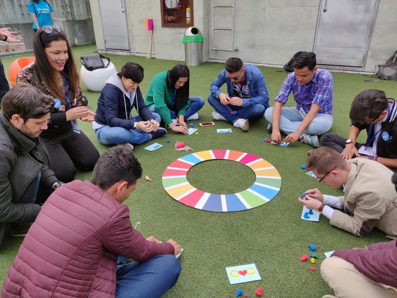 Fotografía de jóvenes en Lidera el Cambio, evento patrocinado por BBVA