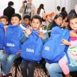 Niños de las veredas cercanas de BBVA reciben kits escolares de BBVA