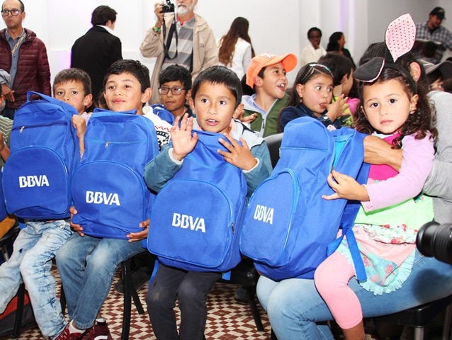 Niños de las veredas cercanas de BBVA reciben kits escolares de BBVA Niños de las veredas cercanas de BBVA reciben kits escolares de BBVA