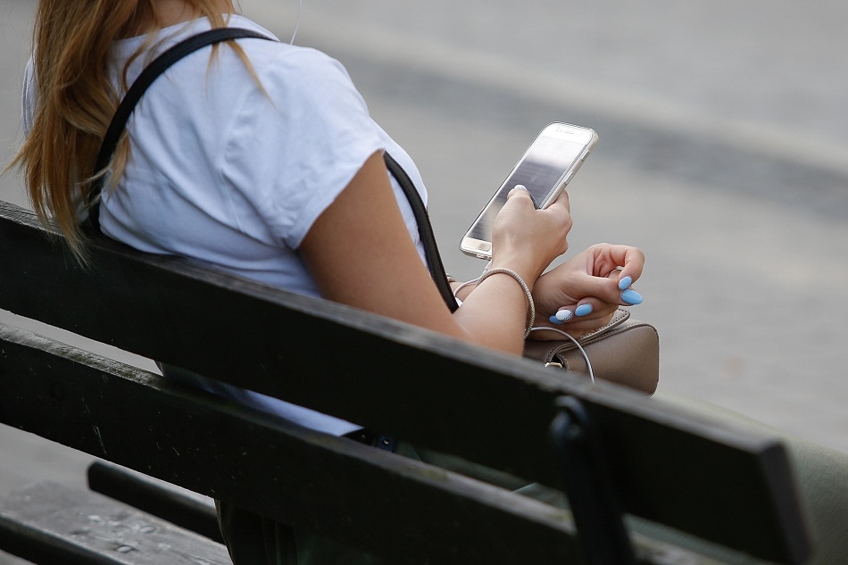 EFE chica smartphone telefono movil chat mensajes amigos musica aplicaciones apps recurso bbva