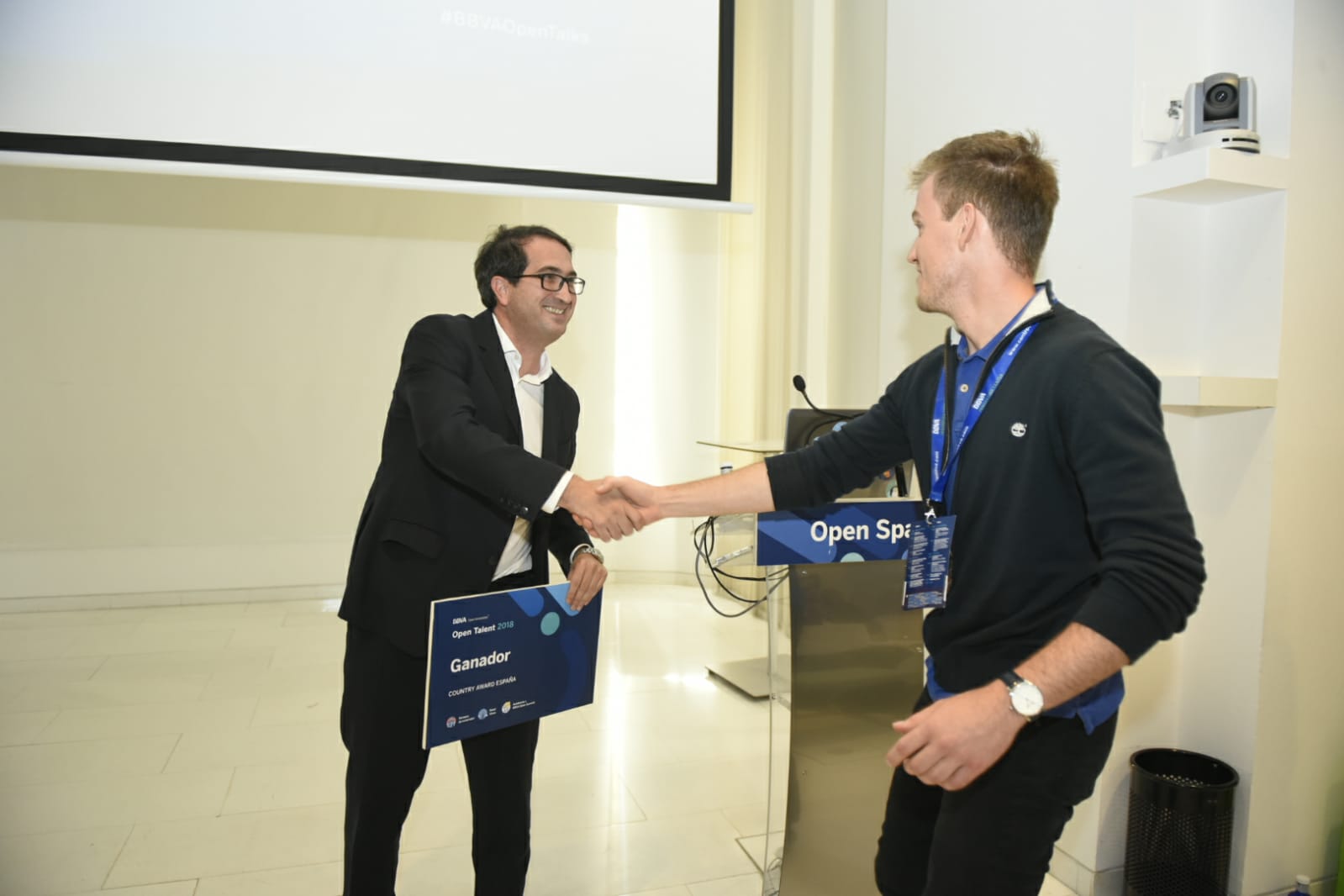entrega-premio-open-talent-polaroo-bbva entrega-premio-open-talent-polaroo-bbva