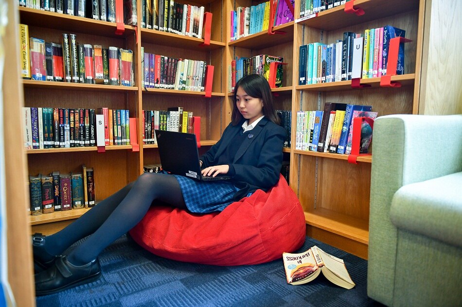 efe estudiante ordenador portatil libros biblioteca estudiar colegio recurso bbva