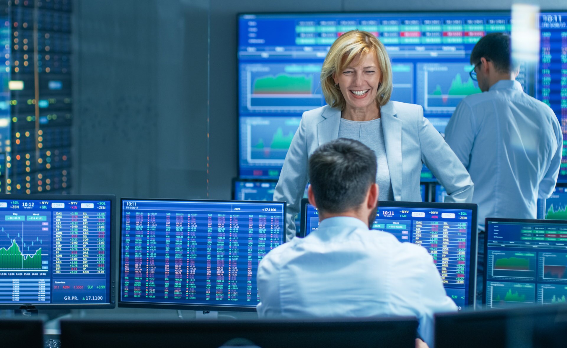 Trader, trading, mujer, ordenadores, sala, pantallas, warrants, sonrisa, trabajo Fotografía de Trader, trading, mujer, ordenadores, sala, pantallas, warrants, sonrisa, trabajo