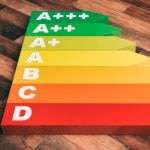 Fotografía de colores, escala, letras, abecedario, madera, flechas, energía, eficiencia, etiquetas