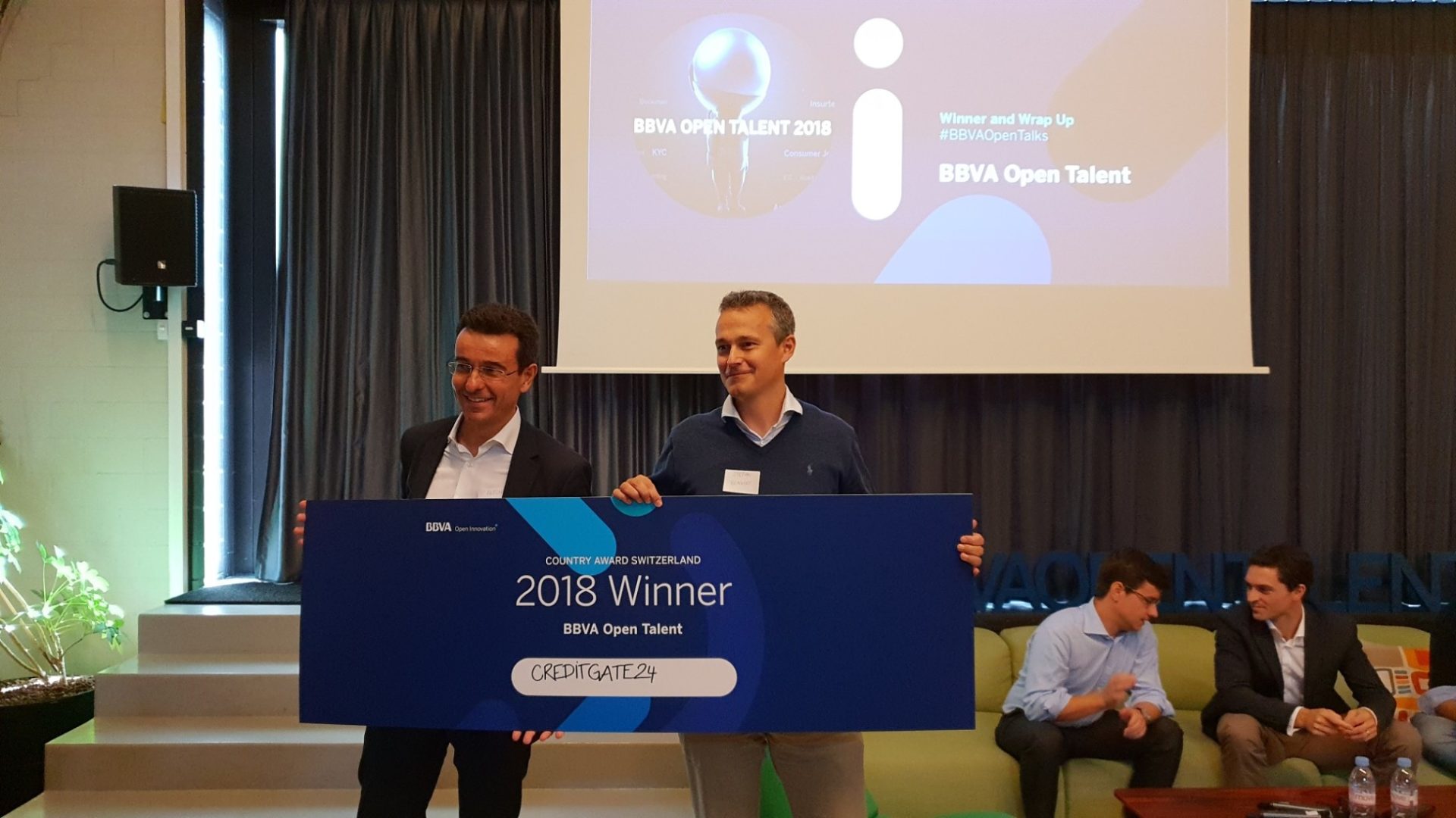 ALFONSO GÓMEZ ENTREGA PREMIO_BBVA OPEN TALENT_opt (1)
