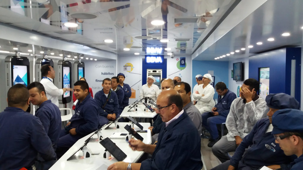 Empleados de una empresa toman los talleres de educación financiera en el Aula móvil de BBVA Colombia Empleados de una empresa toman los talleres de educación financiera en el Aula móvil de BBVA Colombia