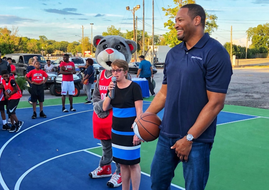 BBVA Compass brand ambassador Robert Horry takes part in the grand opening of two refurbished courts in Birmingham, funded by BBVA Compass. BBVACompass-Birmingham-RobertHorry