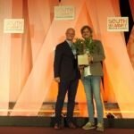 Derek White, responsable de soluciones de clientes de BBVA, entrega en el premio BBVA premia la 'startup' más escalable