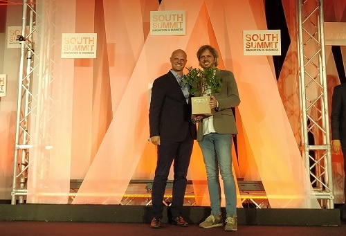 Derek White, responsable de soluciones de clientes de BBVA, entrega en el premio BBVA premia la 'startup' más escalable