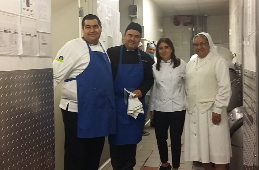 Entrega alimentos Torre Bancomer a Asilo Primavera