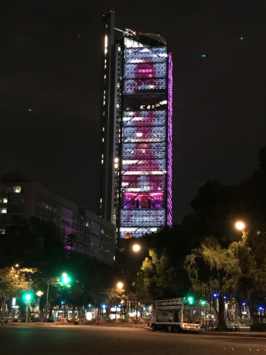 ILUMINACIÓN DE LA TORRE BBVA BANCOMER CANCER DE MAMA ILUMINACIÓN DE LA TORRE BBVA BANCOMER CANCER DE MAMA