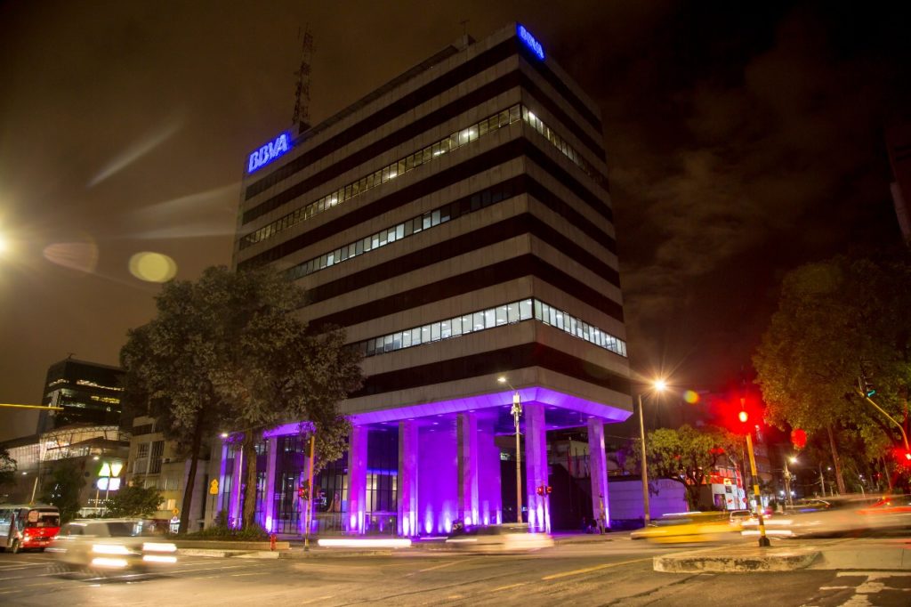 BBVA Colombia iluminado por día contra la violencia de género.