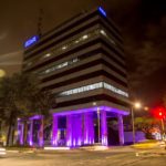 BBVA Colombia iluminado por día contra la violencia de género.