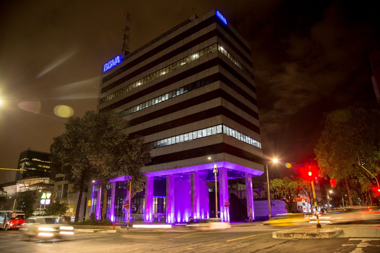 BBVA Colombia iluminado por día contra la violencia de género. BBVA Colombia iluminado por día contra la violencia de género.