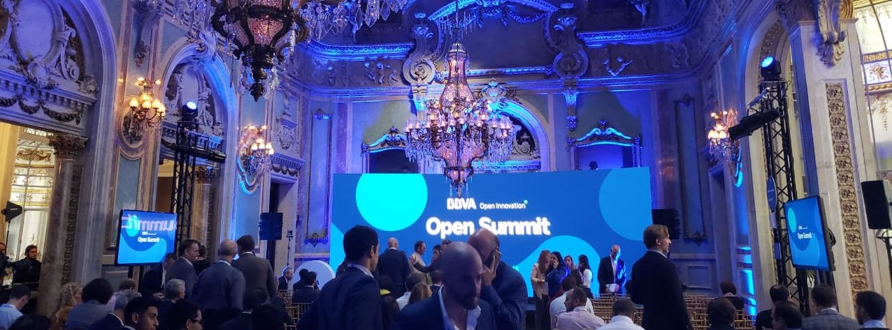 fotografía Por otro lado, el uso de blockchain como solución también fue un tema importante de los eventos. “La tecnología vertical como Proptech, que significa propiedades más tecnología; el Know Your Custumer, que traduce conocer su consumidor y la generación de contratos inteligentes, entre otros, ha demostrado que la blockchain no tiene límites y que lo único por hacer en los países, es aterrizar su regulación”, así lo comentó Enrique Neira, Open Innovation Strategist de BBVA Colombia