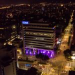 Iluminación edificio BBVA Colombia por día contra la violencia de género