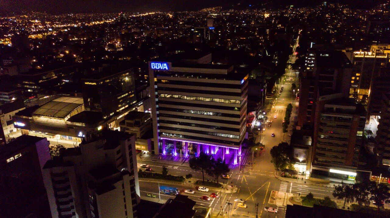 Iluminación edificio BBVA Colombia por día contra la violencia de género